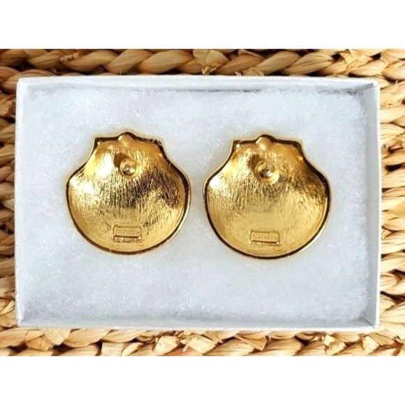 VINTAGE TRIFARI CREAM & GOLD SHELL PIERCED EARRINGS - Picture 2 of 4